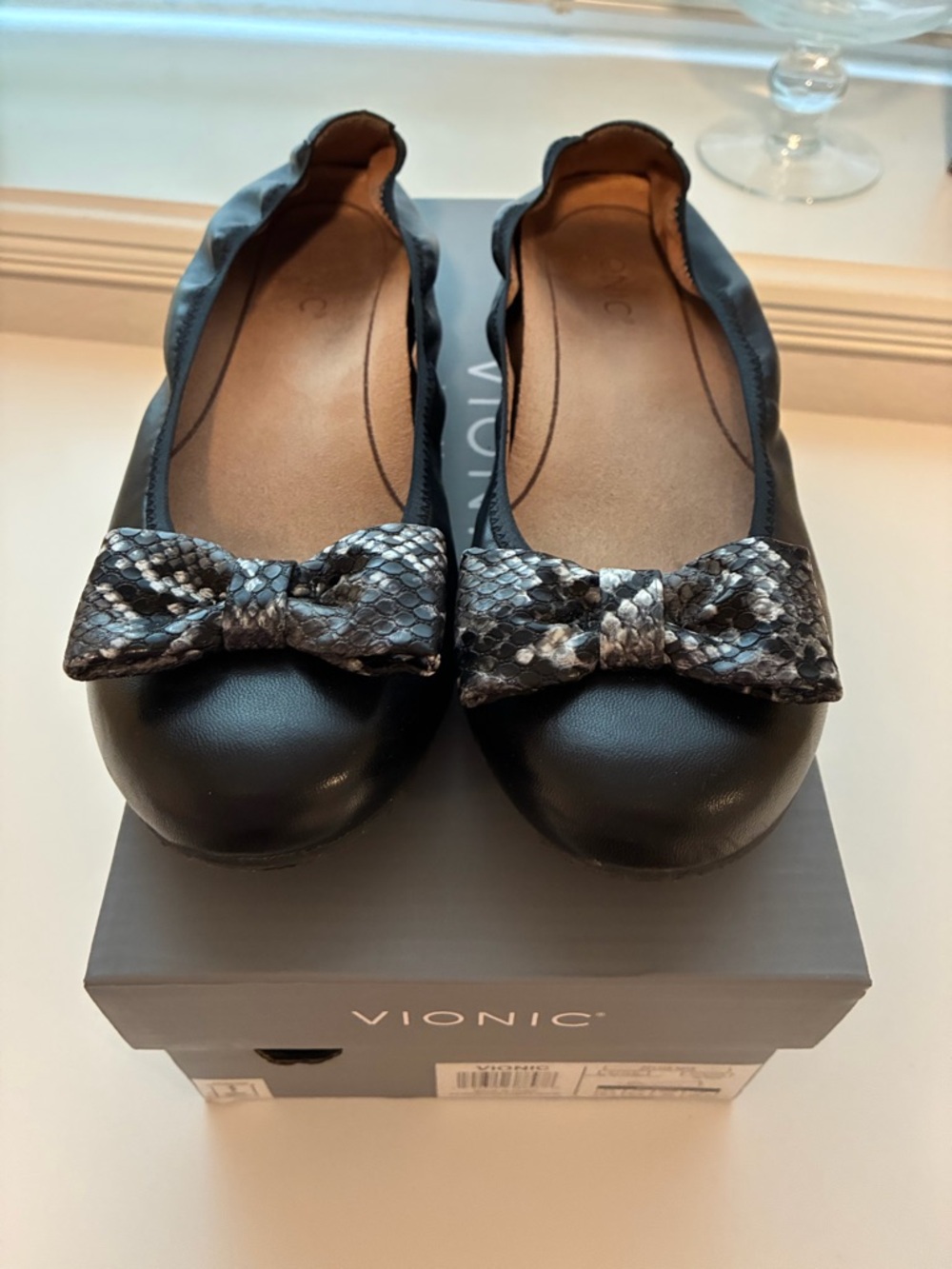 Vionic Black Ballet Flats with Snake-Print Bow 8.5